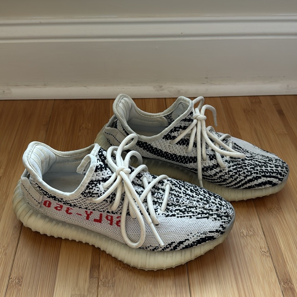 Yeezy sneakers - Picture 2 of 3